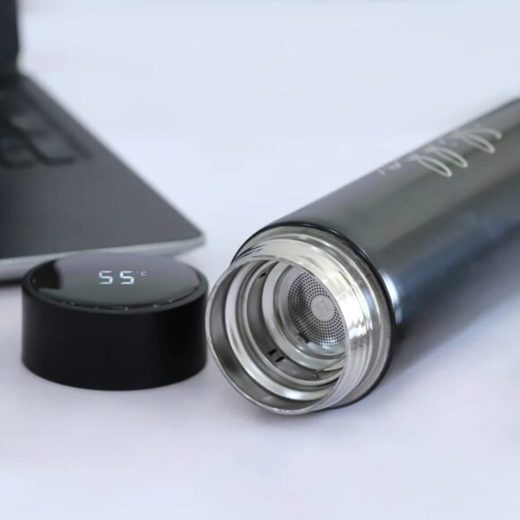 Personalized smart stainless steel vacuum flask with temperature sensor display, 500ml insulated water bottle, BPA-free and leakproof, ideal for gifting, office, gym, and travel use